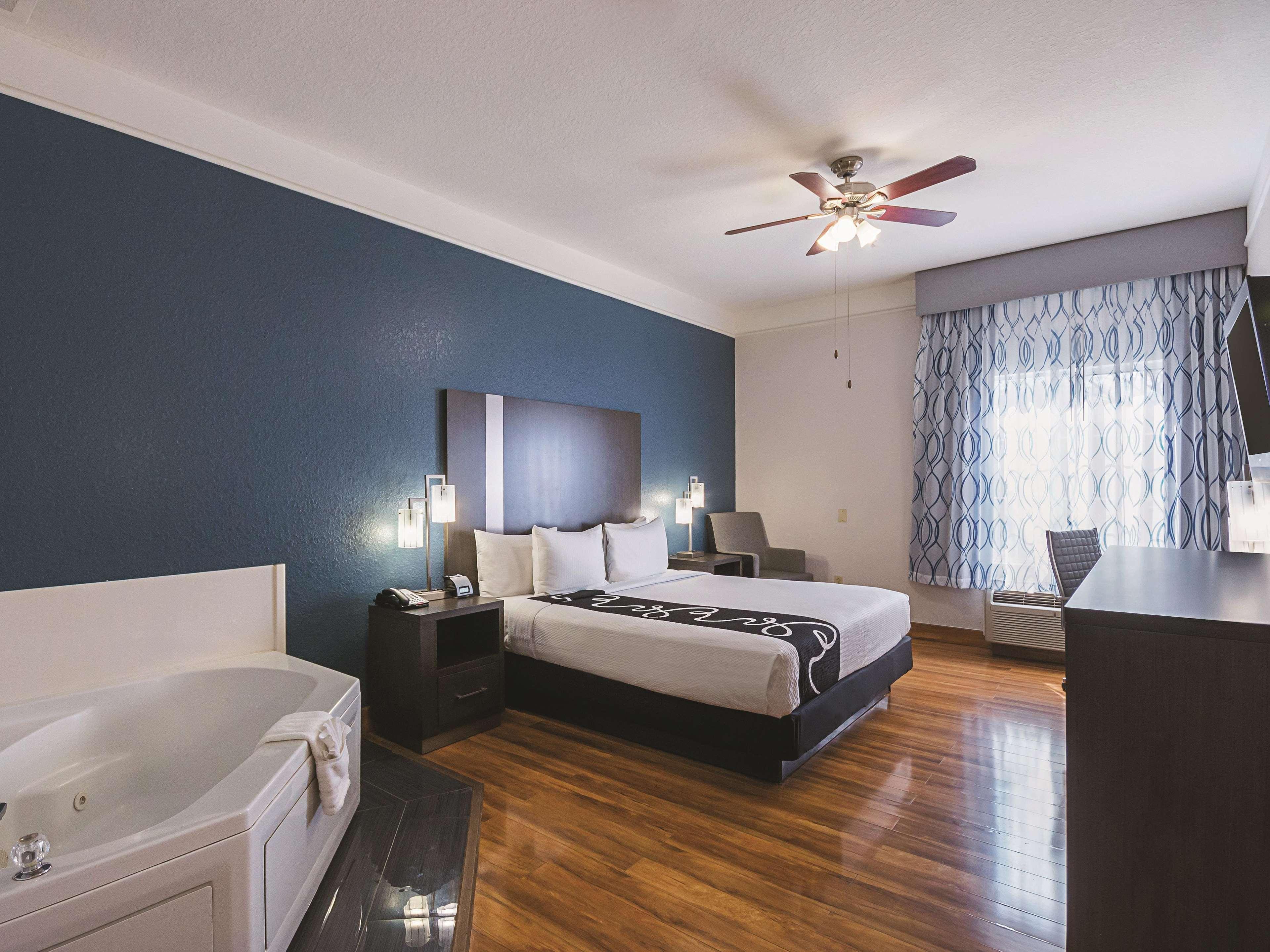 La Quinta Inn & Suite Kingwood Houston Iah Airport 53200 Exterior photo